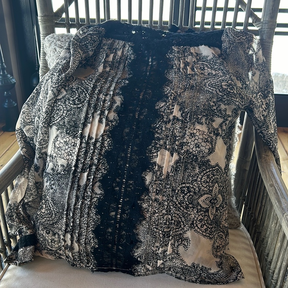 Beautiful Miss Me shirt purchased at the Buckle . Collapses in the back.